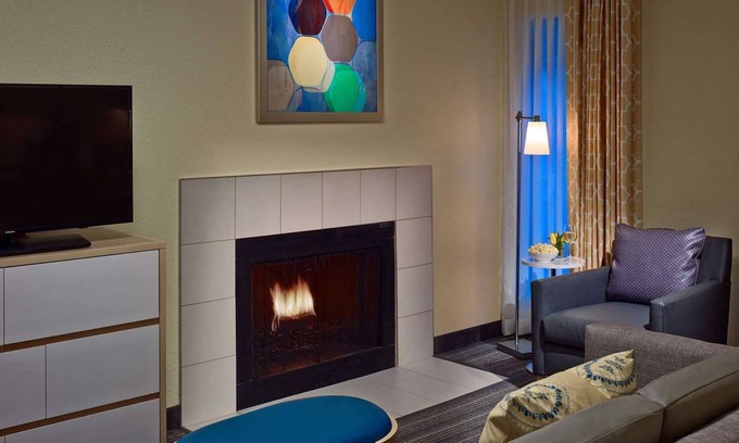 Blue Ash Hotel | Unwinding in Cincinnati! Full Kitchen, Free Breakfast, Pet-friendly Property!