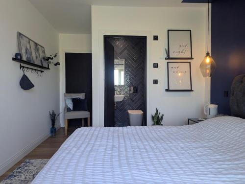 Holsworthy House | Up Shed - Modern Countryside King-size Ensuite With Own Access