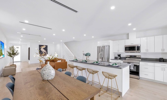 Allapattah Villa | Up to 12 guests! Modern Villa in Wynwood