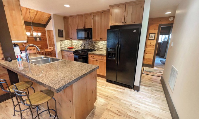 Sunriver Cabin | Updated 2/2 + loft Cabin with Rec Passes, Hot Tub - POL10
