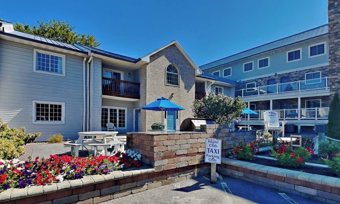 Put-in-Bay Condo | Updated 2 BR Pool View Condo - 3 minutes From Downtown Put-in-Bay Ohio - CON1