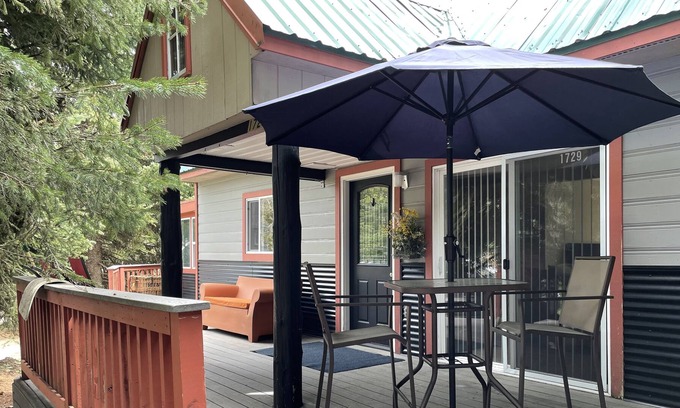 McCall Cabin | Updated Cabin, Where Trees Reach the Stars, Spa, Big Yard, Tasteful Furnishings