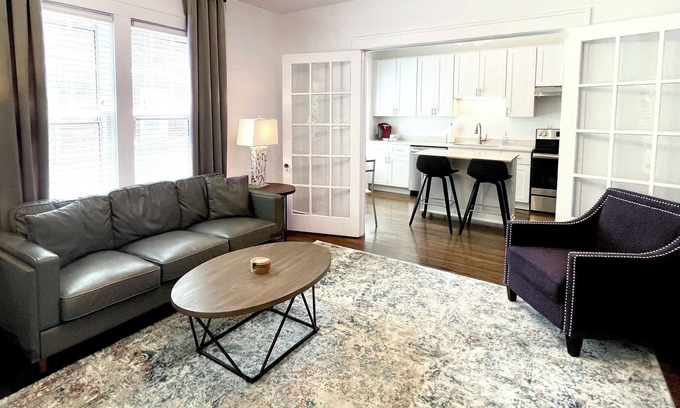 Dilworth Apartment | Updated Charming 2 Bedroom Luxury Apartment Home in Historic Dilworth