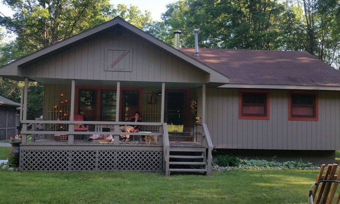 Lake Cottage | updated cottage & nearly and acre of land peace & quiet.stars abound!