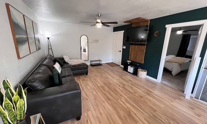 Casper Apartment | Updated Cozy Downtown Forest Retreat