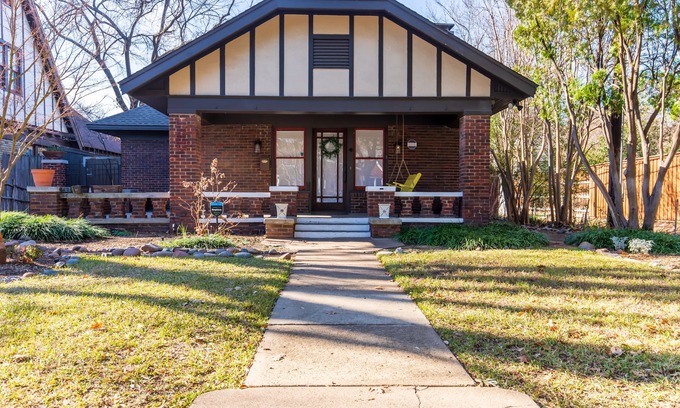 Junius Heights House | Updated East Dallas Home (Walkable to Lakewood)