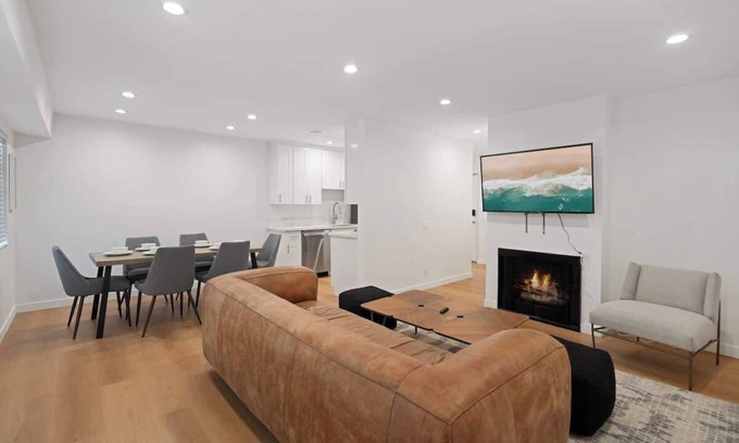 Van Nuys Apartment | Updated Los Angeles Apartment with Pool – Near Universal