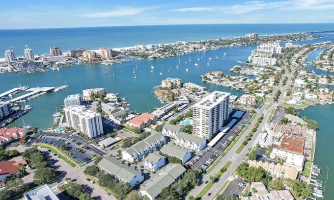 Island Estate House | Updated Townhome, Walking distance to Beach, Restaurants, Aquarium and Shops