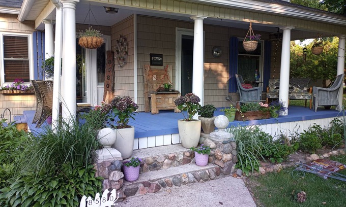 Port Austin House | UPPER 3 rm. studio B&B steps from beach & farm markt/shop'g.; dogs ok w/fee.