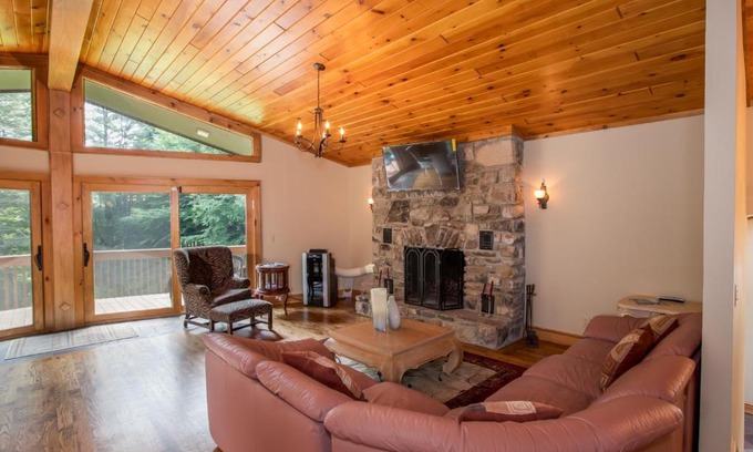 Elk Park House | Upper House at Tiffanys Estate