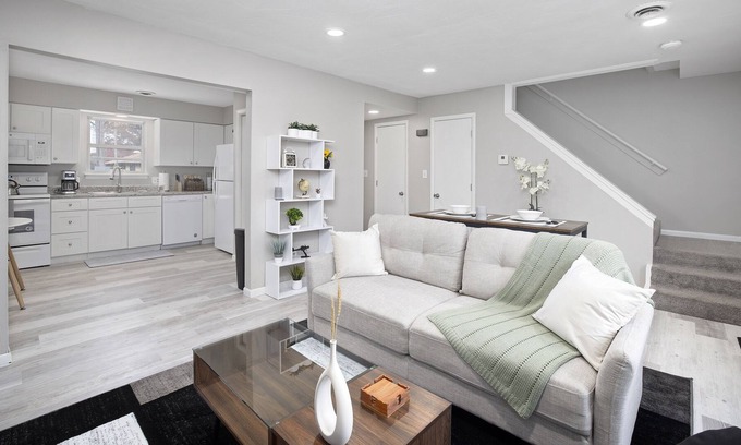 Brookline Station Apartment | ✵ Upscale 2BR/2BA Apt - South Springfield ✵
