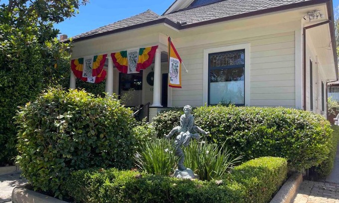Santa Barbara House | Upscale Downtown Home Walk to Beach shops Bars 2
