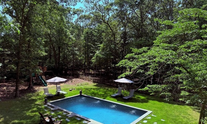 Northwest Harbor House | Upscale Hamptons Home: 1 Mi to Sammys Beach!