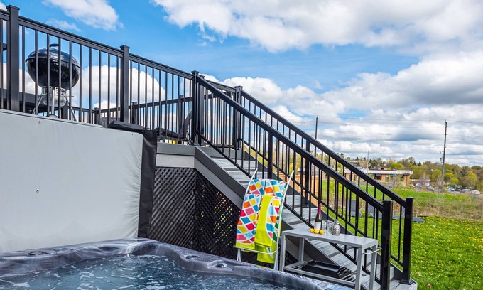 Peterborough House | Upscale Luxury 5 BR House With New Hot Tub and King Bed