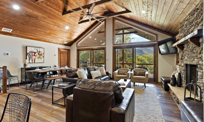 Seven Devils Cabin | Upscale Mountain Cabin w/Living Room Views