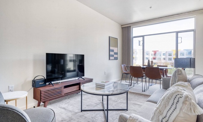 Evergreen Park Apartment | Upscale Palo Alto 2BR w/W/D, Pool & Spa, near 280 & 101, by Blueground