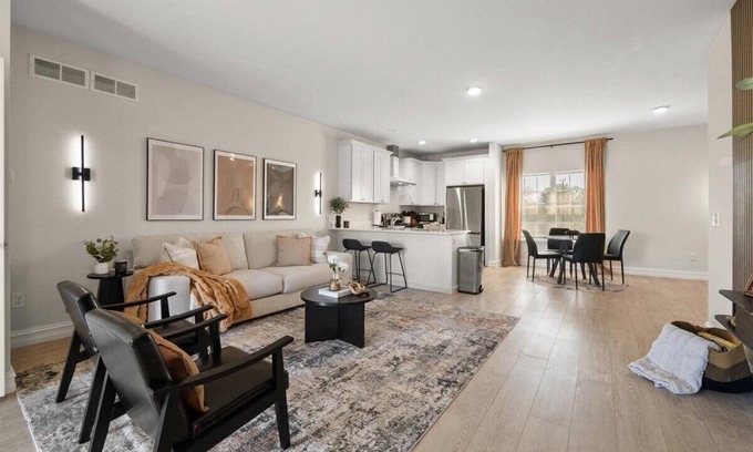 Bryant Pattengill West House | Upscale Townhome 9 mins to Campus & Stadium with Restaurants & Shopping Nearby