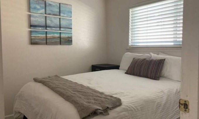 North Oak Park House | Upstairs Apt Home for Healthcare Heroes #6