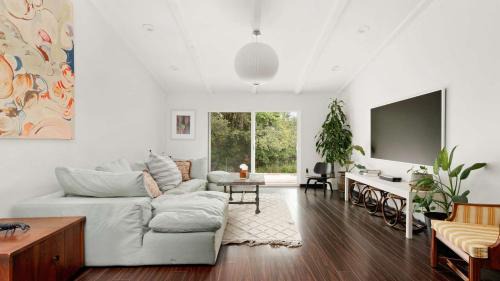 East Congress House | Upstay Contemporary 3BR Family Home with Garden and Indoor Fireplace