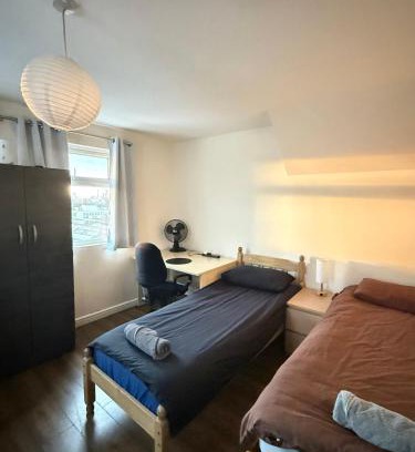 Boleyn Apartment | Upton Park - House