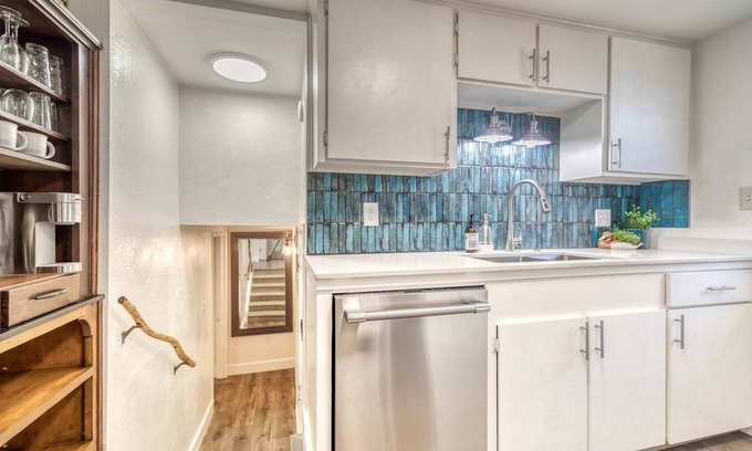 Depot Bench Apartment | Uptown 2 bedroom flat near Train Depot