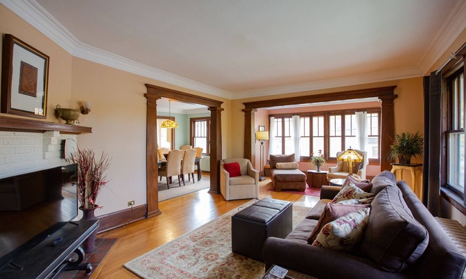 Ecco Apartment | Uptown 4BR steps to Lake Calhoun, near Downtown&Mall of America, Garden Patio!