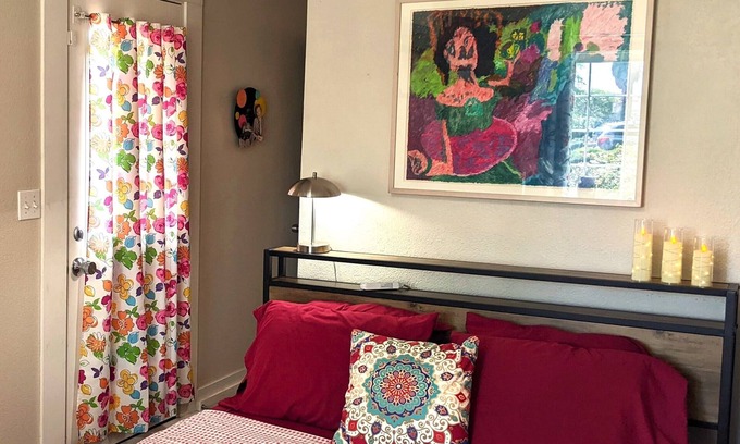 Southeastern Sacramento House | Urban Art Oasis-Room w/private entrance and patio