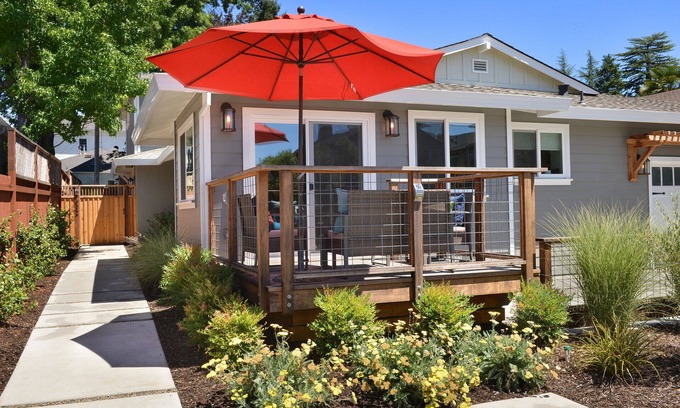 Healdsburg House | Urban Elegance in Wine Country: Unwind Just Moments from Healdsburg Plaza!