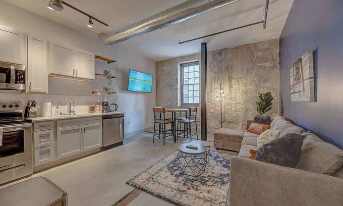 Westown Apartment | Urban Escape | Gym, Parking , Game Lounge , WiFi