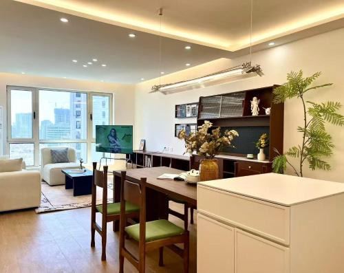 Huangpu Apartment | Urban Hub Bund Art Deco 3Bedroom Enjoy the View of Shanghai with Balcony