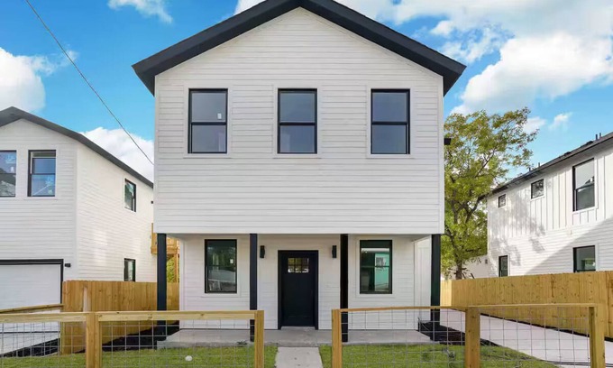 Eastside Promise Neighborhood House | Urban living in downtown SA 3 min from Alamo Dome
