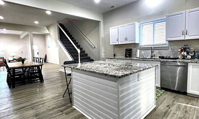 Near Eastside House | Urban Luxe Retreat: Near Indy's Must-See Sights!