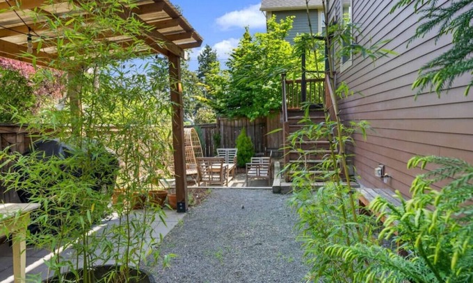 Concordia House | Urban NE PDX 3bd home + bonus room, fenced yard & garage