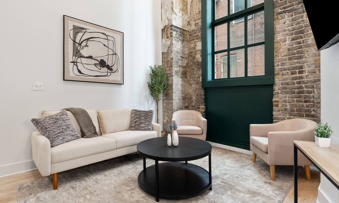 Civil Rights Historic District Apartment | Urban Oasis DT Apartment Loft l Gym+Rooftop+Parking! Sleeps 4n