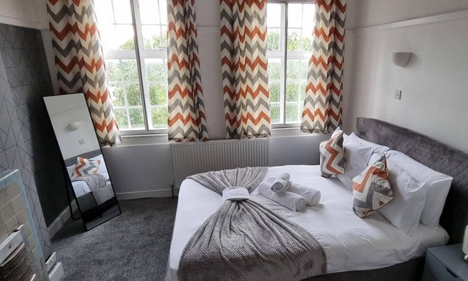 Watford Town Centre Apartment | Urban Oasis l 3-Bed Gem in Watford Town Center