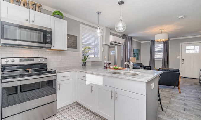 Nashville Cottage | Urban Pearl-2 Bedroom & Private Patio-in Midtown