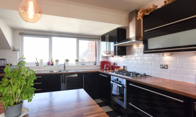 Southsea Apartment | Urban Retreat | 3BR w/Balcony | FREE Parking!