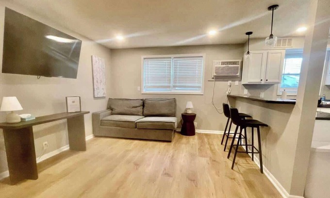 Joslyn Castle Apartment | Urban Retreat: Walk to UNMC, Free Parking