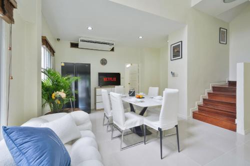 Sai Mai House | UrbanLoft Sukhumvit 5BR Bangkok 5 min BKK Hospital