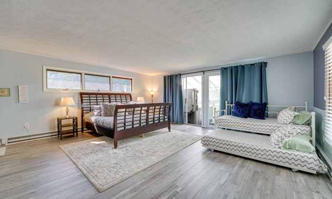 Drayton Plains Cottage | Vintage Susin Lake Cottage w/Deck & Hot Tub!