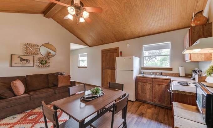 Utopia Cabin | Utopia River Retreat is a secluded paradise nestled along the Sabinal River in the Texas Hill Country.