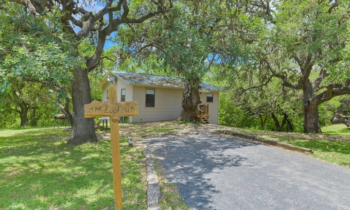 Utopia Cabin | Utopia River Retreat is a secluded paradise nestled along the Sabinal River in the Texas Hill Country.
