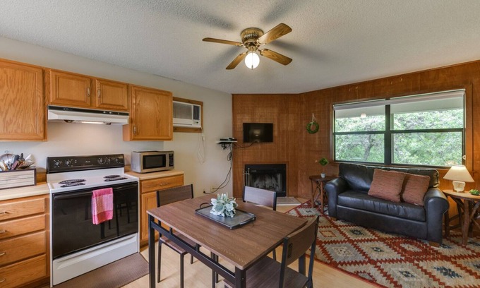 Utopia Cabin | Utopia River Retreat is a secluded paradise nestled along the Sabinal River in the Texas Hill Country.