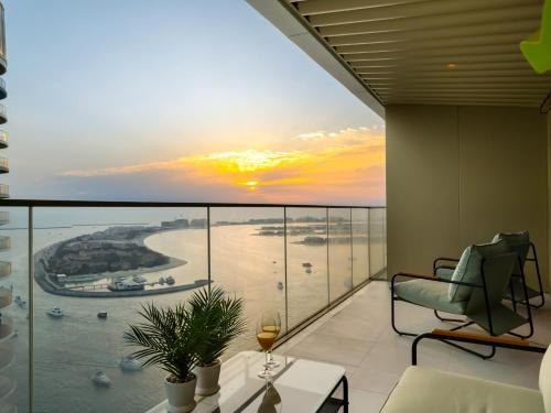 Dubai Marina Apartment | Utra Lux Large 1 BR with Sunset Views and Private Beach