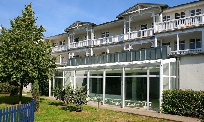 Gohren Apartment | Vacation apartment in a central location and with balcony - Haus Strandeck FeWo 14