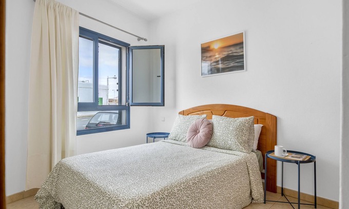 Caleta de Famara Apartment | Vacation Apartment 'Vivienda Vacacional El Marinero' with Wi-Fi