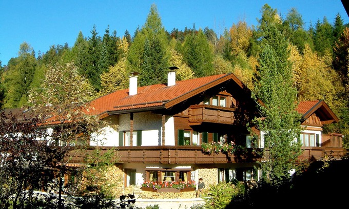Mittenwald Apartment | Vacation apartment 'am Oberen Rain', cozy 1-room apartment with mountain view at the edge of the forest