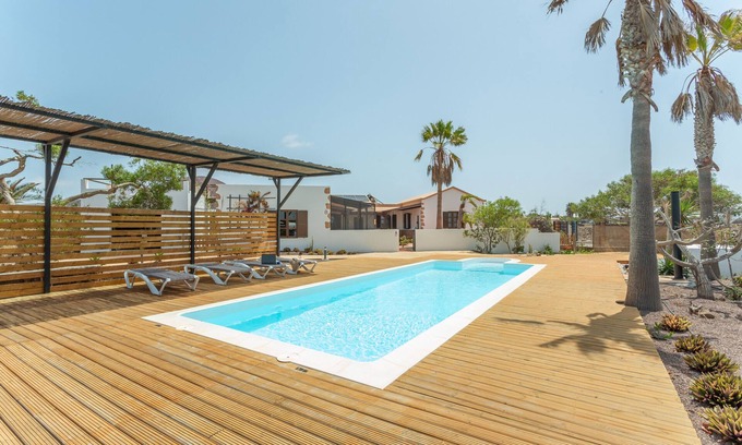 Lajares Apartment | Vacation 'Dragón Y Suerte Lajares Pool' with Mountain View, Shared Pool and Wi-Fi