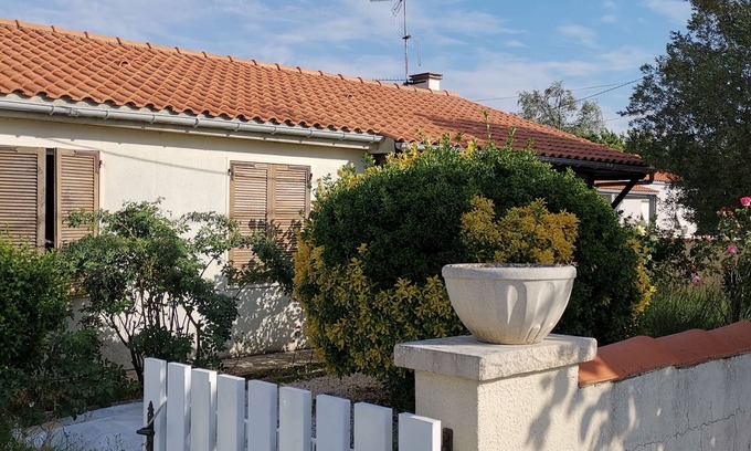 Aigrefeuille-d'Aunis House | Vacation home.