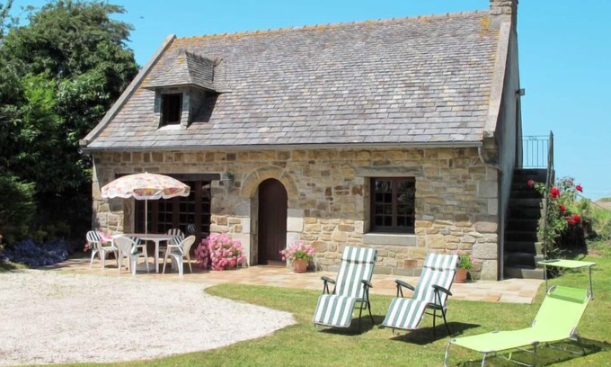 Plounevez-Lochrist House | Vacation home Entre Terre et Mer (PLR200) in Plounevez Lochrist - 4 persons, 3 bedrooms